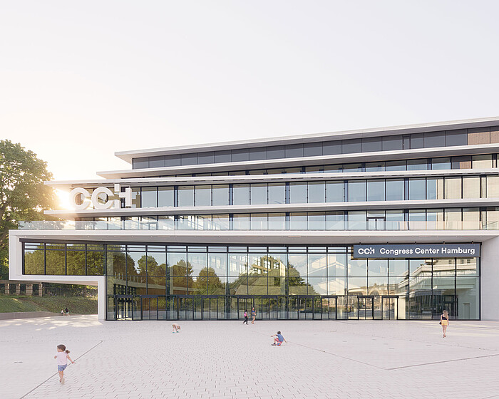 CCH - Vorplatz und Fassade CCH - Vorplatz und Fassade